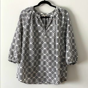 Great black and white blouse. Loose fitting.